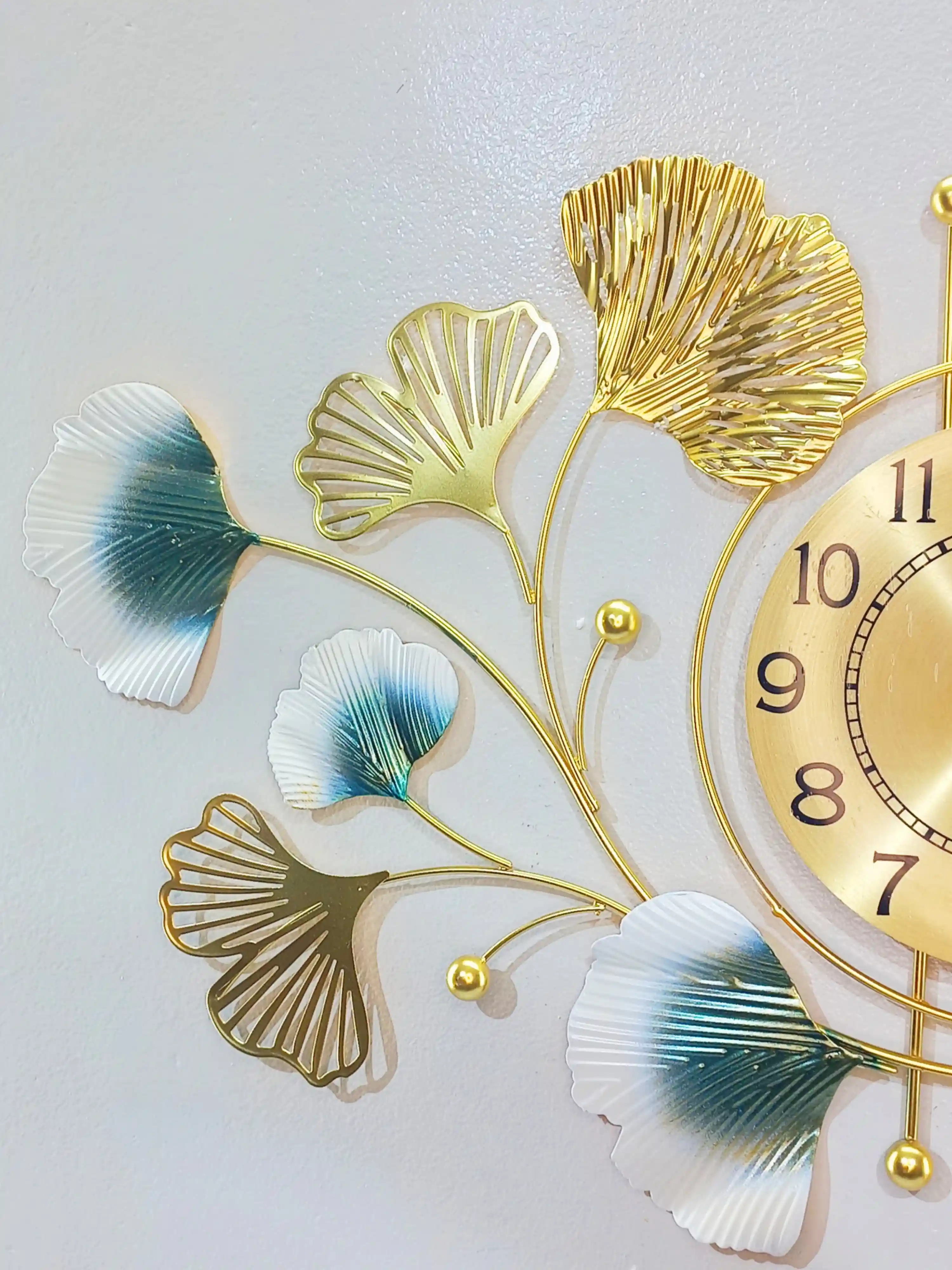 Golden Flower Designed Metal Wall Decorative Clock