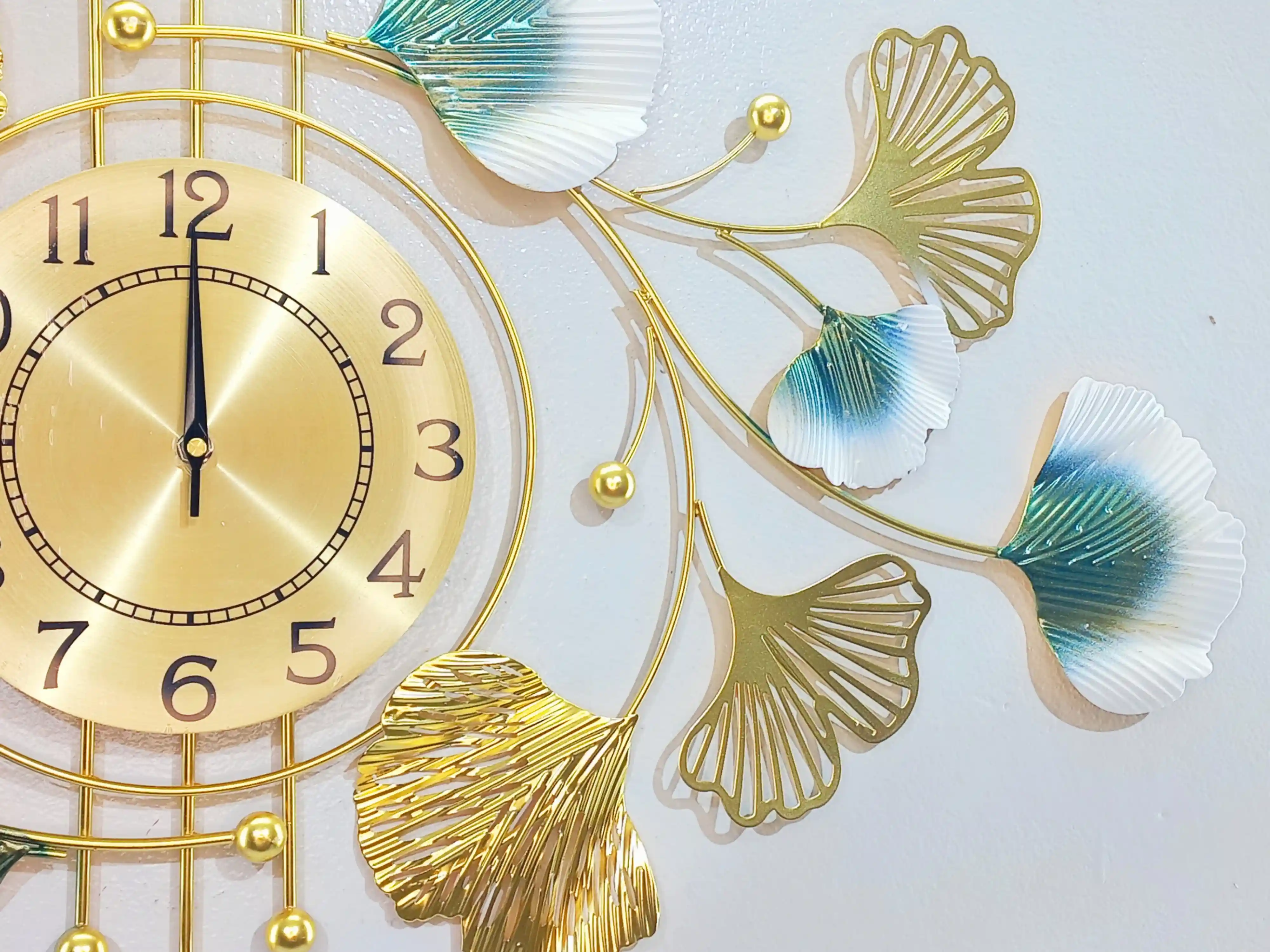 Golden Flower Designed Metal Wall Decorative Clock